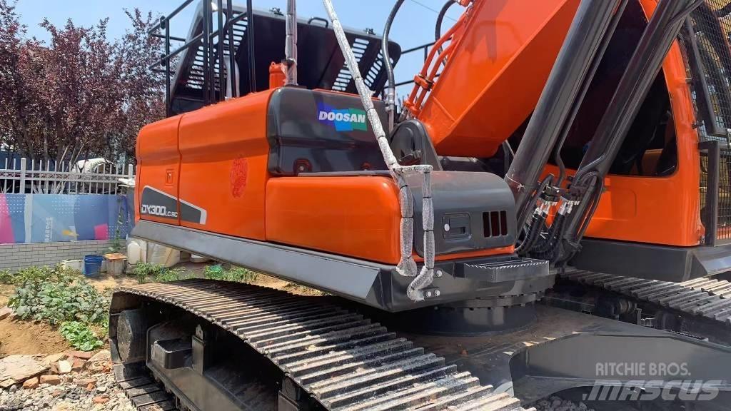 Doosan DX 300 LC Bandgrävare
