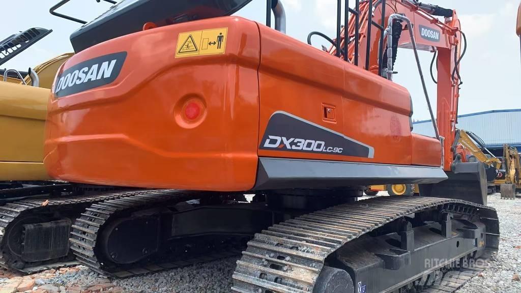 Doosan DX 300 LC Bandgrävare