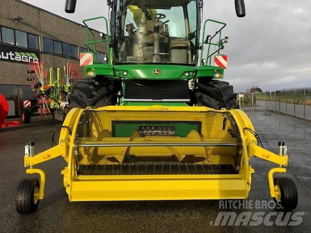 John Deere 8200 i Självgående fälthackar
