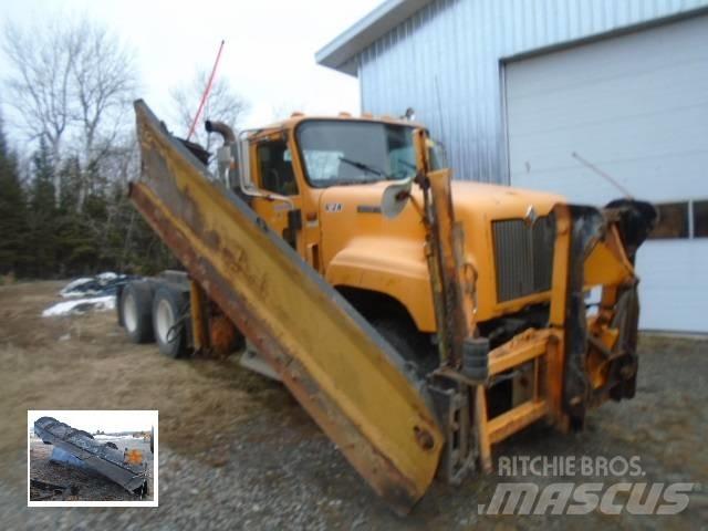 International 5500 i Snöblad och plogar