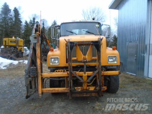 International 5500 i Snöblad och plogar