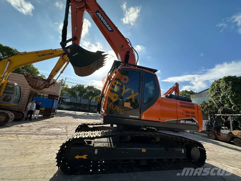 Doosan DX 225 LCA Bandgrävare