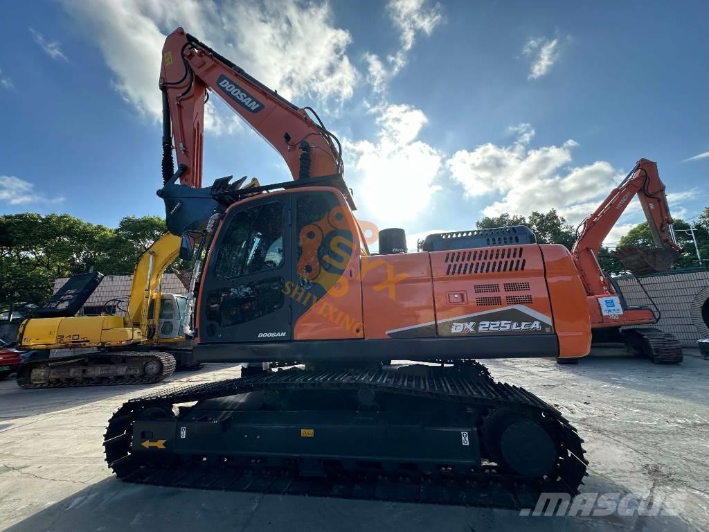 Doosan DX 225 LCA Bandgrävare