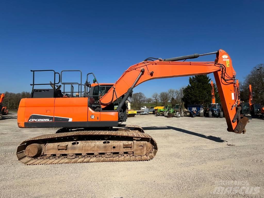 Doosan DX 225 Bandgrävare