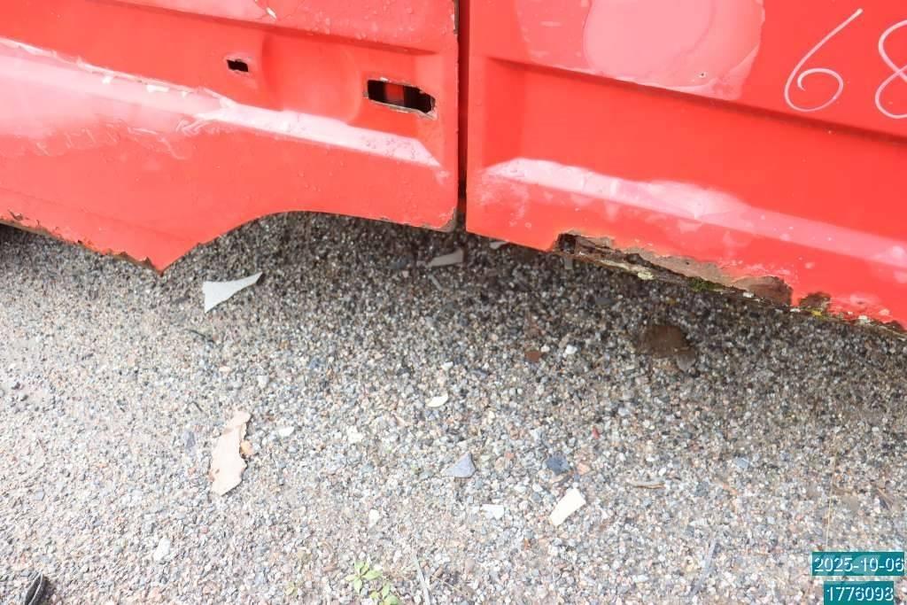 Scania P 82 M Hytter och interiör