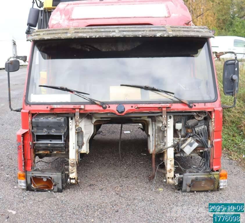 Scania P 82 M Hytter och interiör