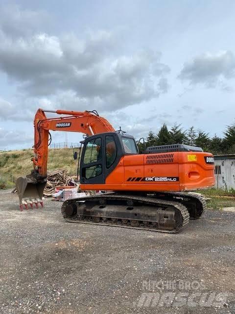 Doosan DX 225 NLC Bandgrävare