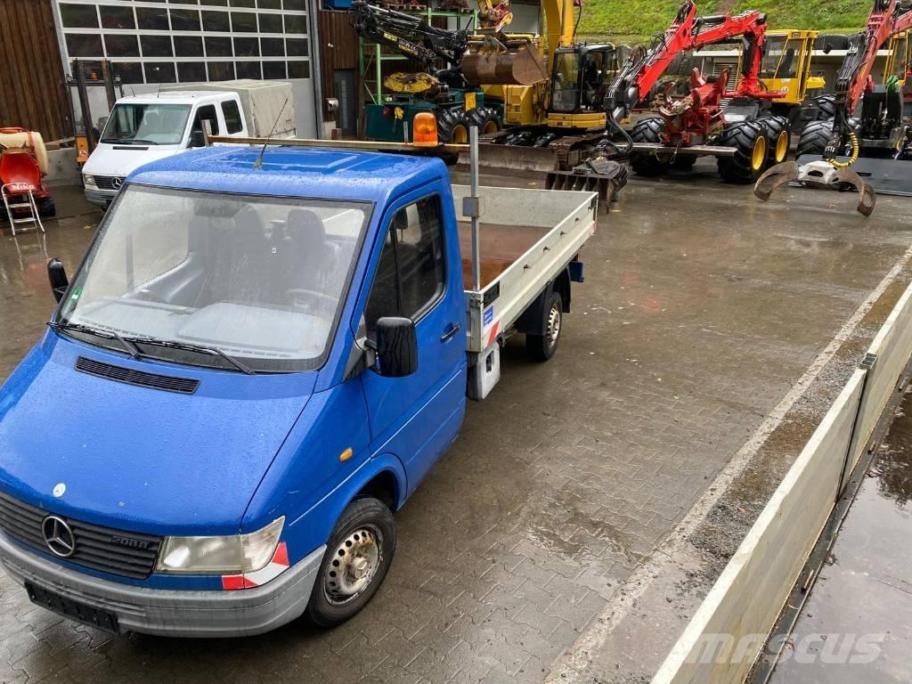 Mercedes-Benz 208 D Flakbilar