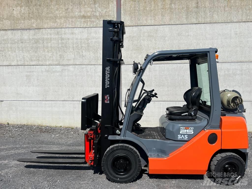 Toyota 02-8FGF25 Gasolmotviktstruckar