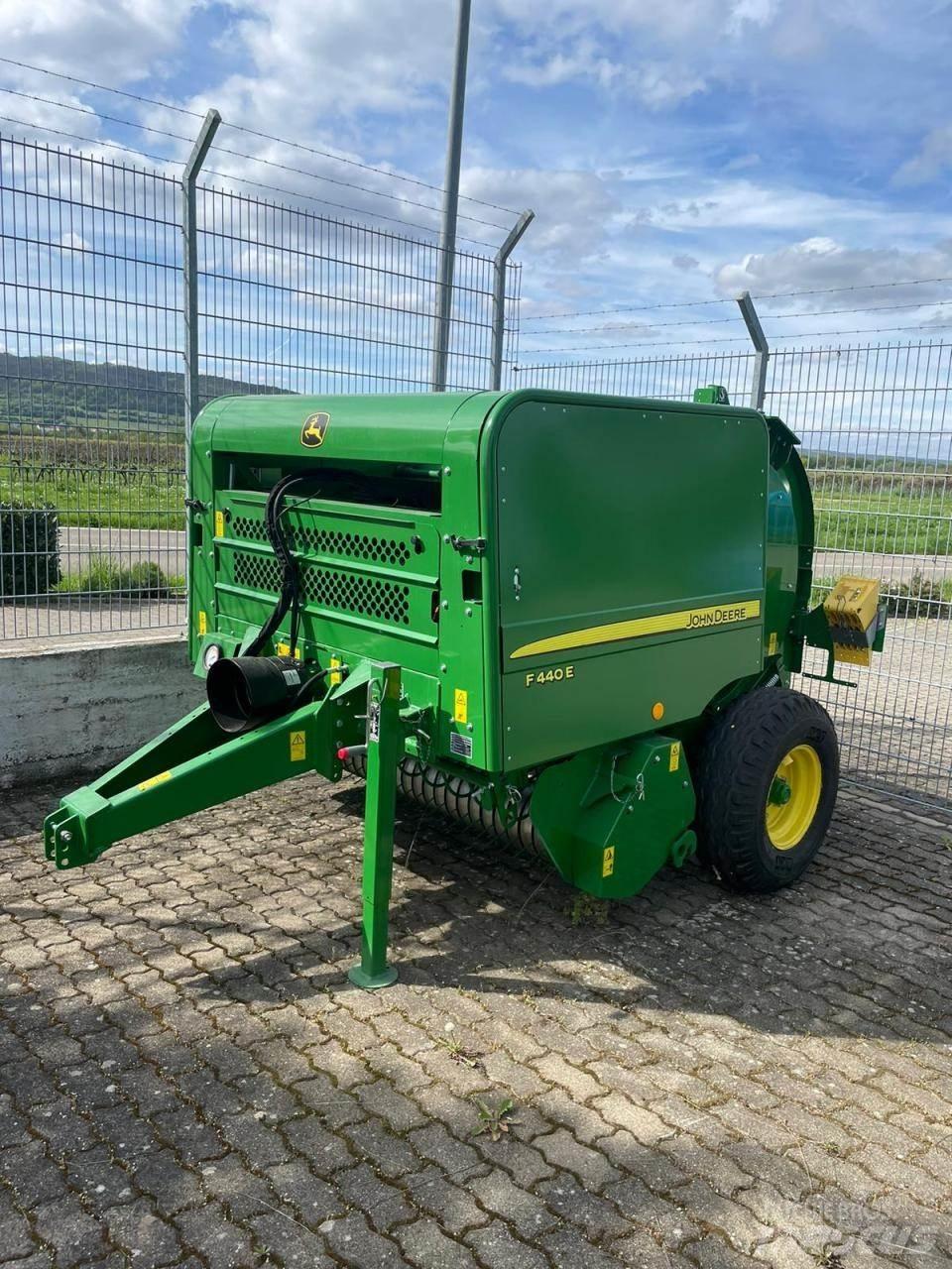 John Deere F440E Rundbalspressar