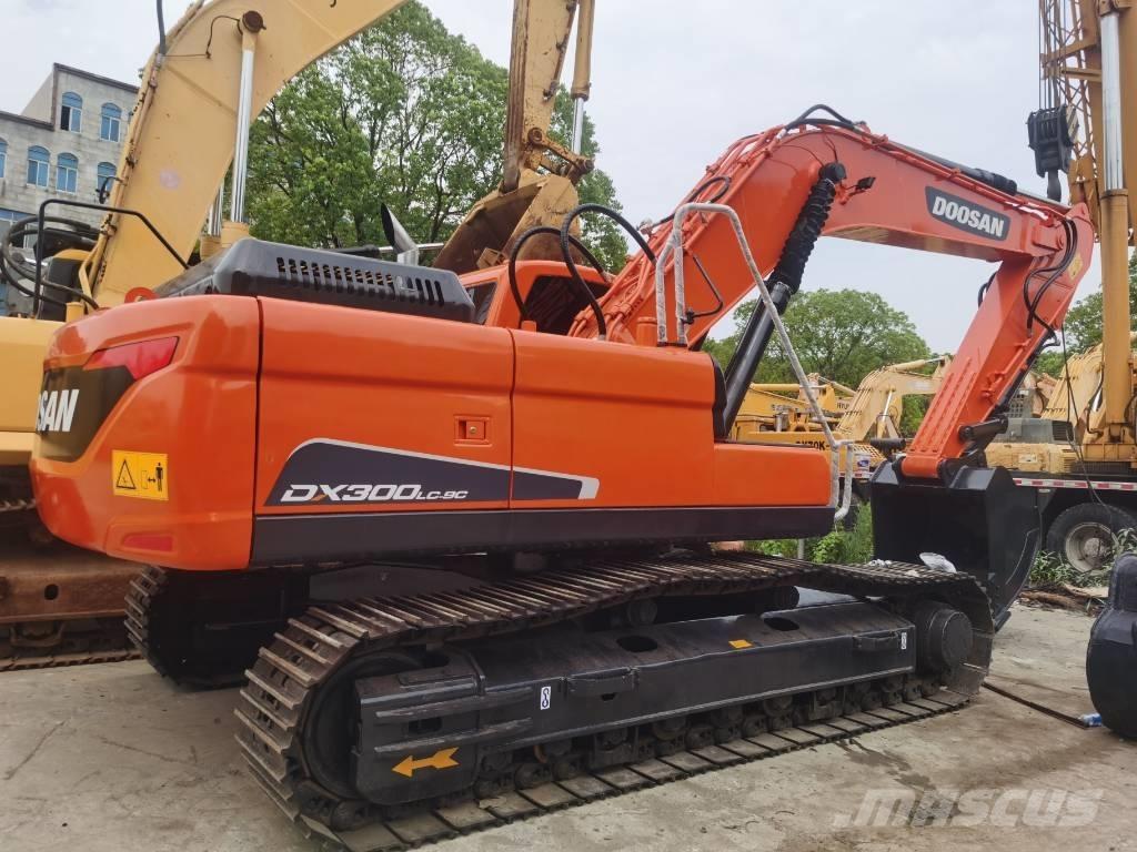 Doosan DX 300 LC Bandgrävare