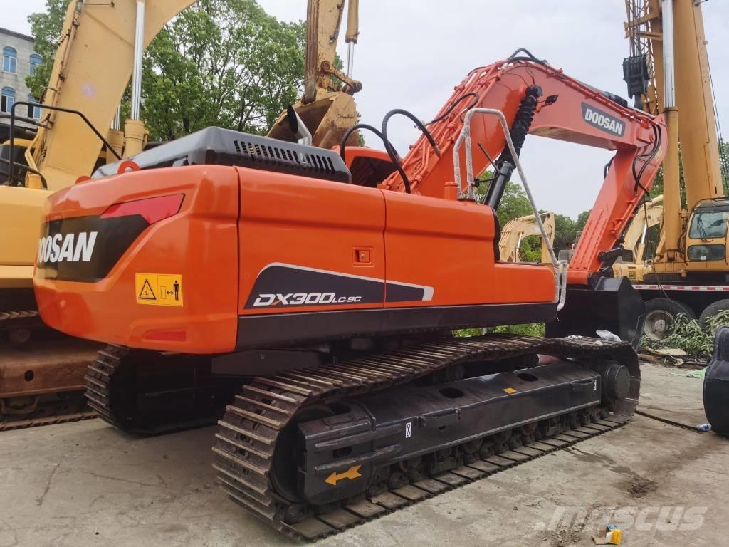 Doosan DX 300 LC Bandgrävare