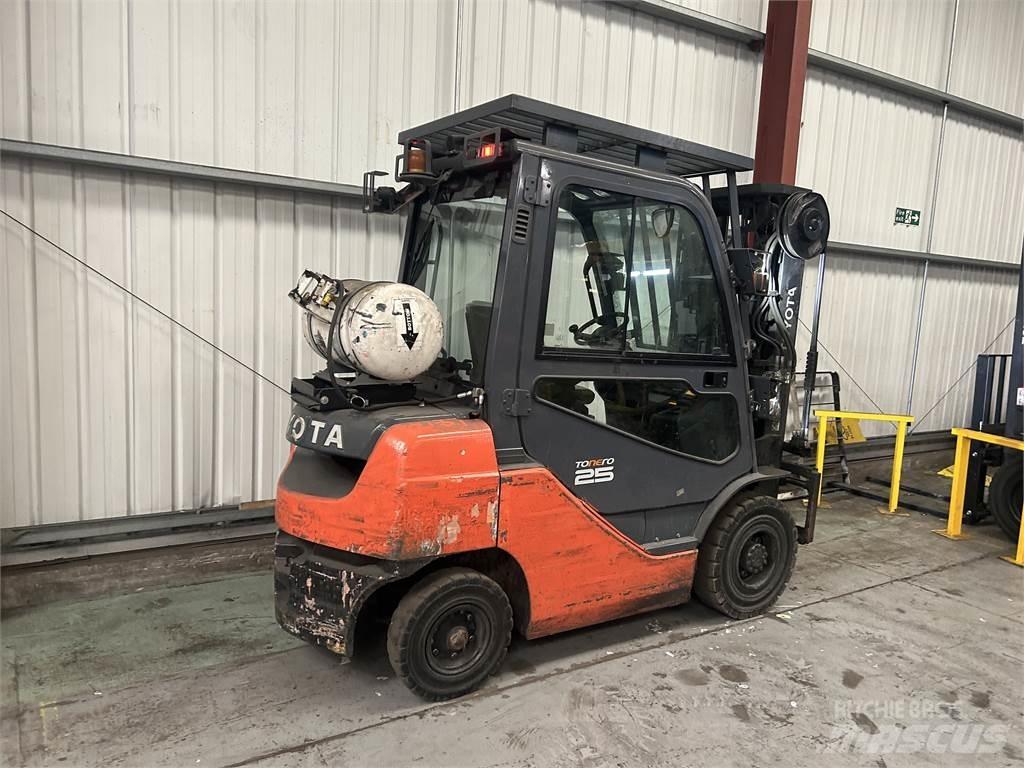 Toyota 02-8FGF25 Gasolmotviktstruckar