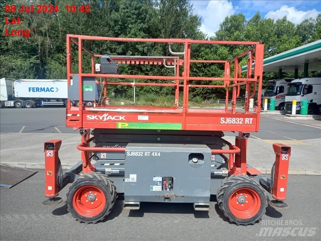 SkyJack SJ 6832 RT Saxliftar