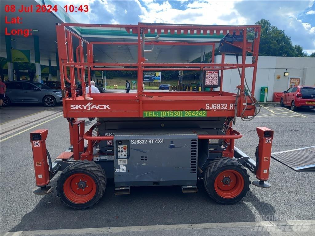 SkyJack SJ 6832 RT Saxliftar