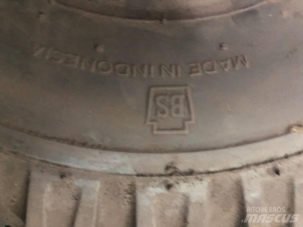 Bridgestone 21x8-9 Däck, hjul och fälgar