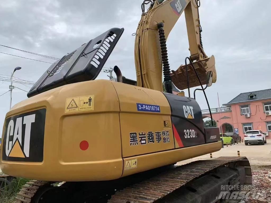 CAT 323 D L Bandgrävare
