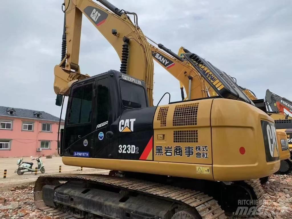 CAT 323 D L Bandgrävare