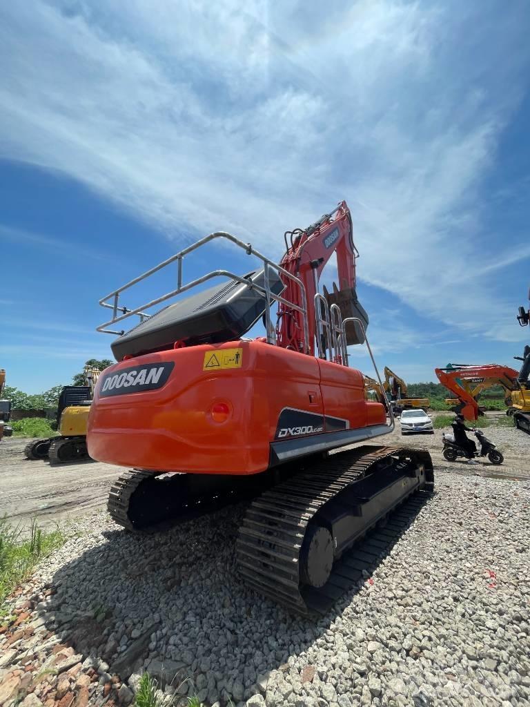 Doosan DX 300 Bandgrävare