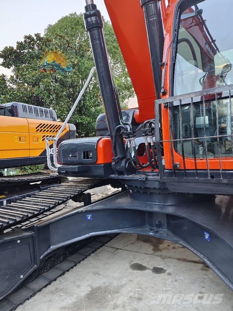 Doosan DX 300 LC Bandgrävare