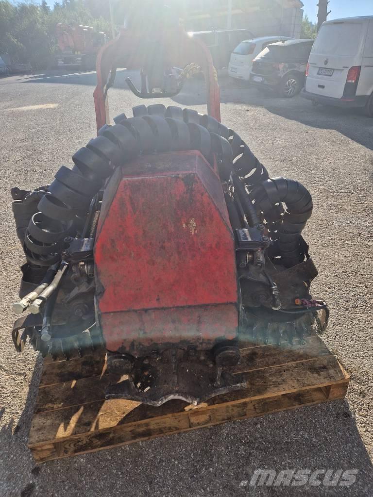 Komatsu 124 Kvistare