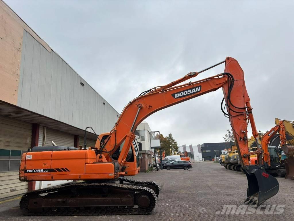 Doosan DX 255 LC Bandgrävare