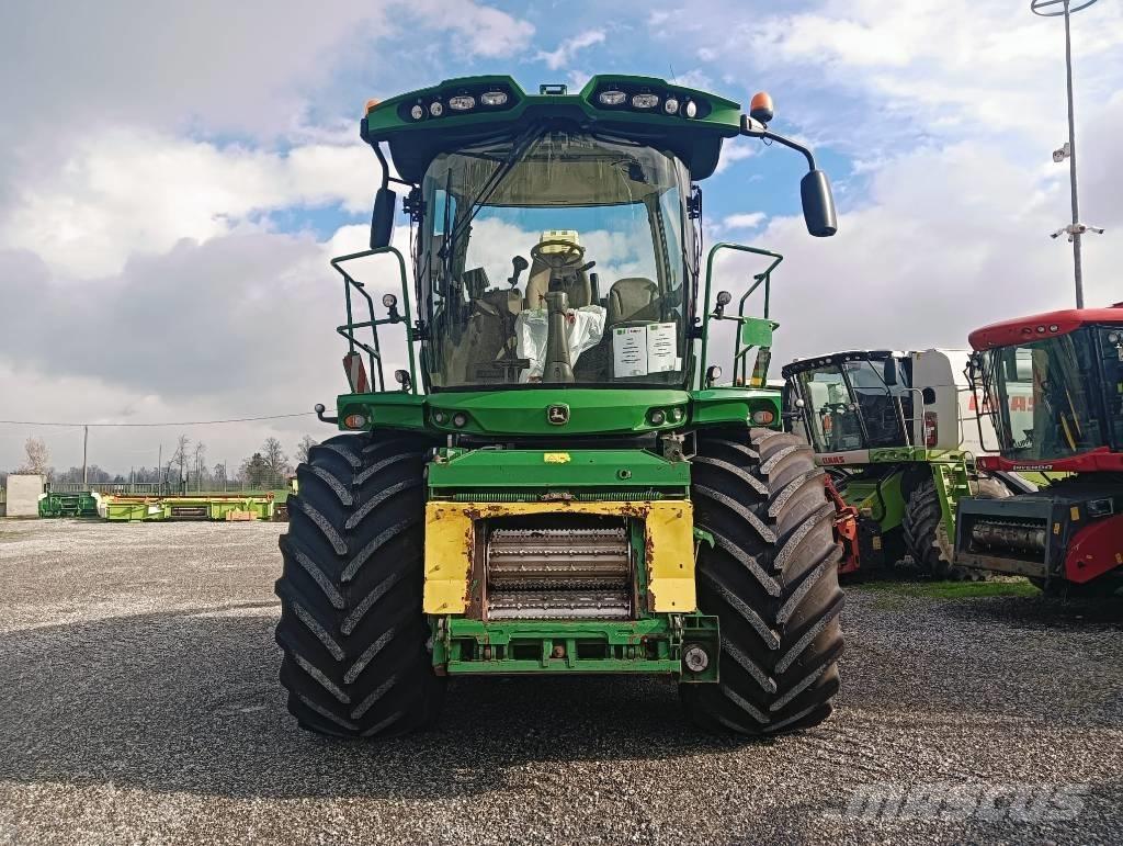 John Deere 8800 Självgående fälthackar