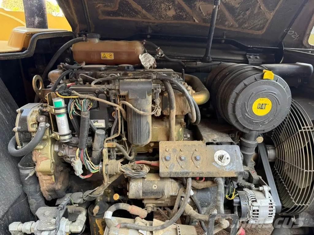 CAT TH 330 B Teleskoplastare