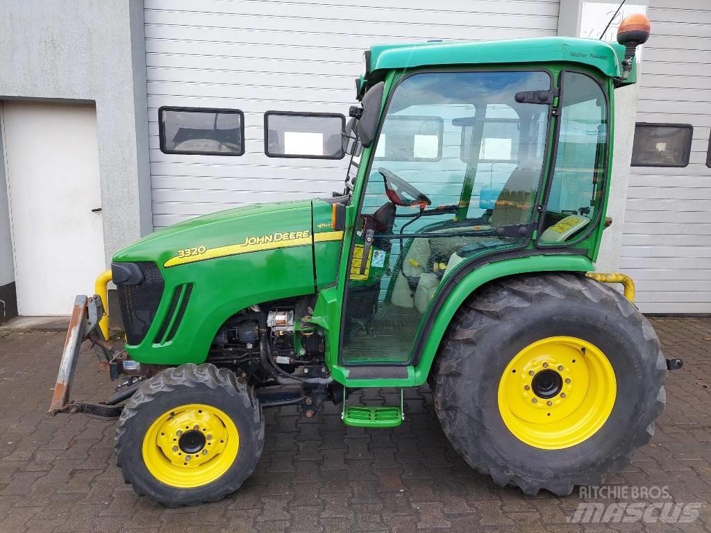 John Deere 3320 Kompakttraktorer