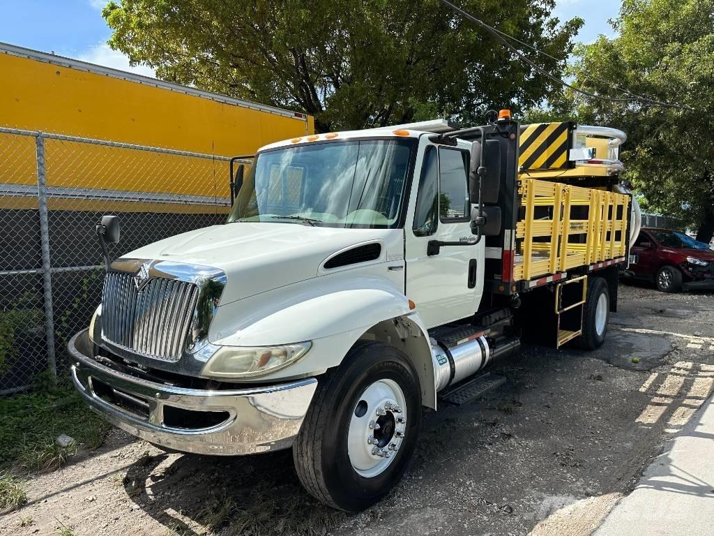 International 4300 Flakbilar