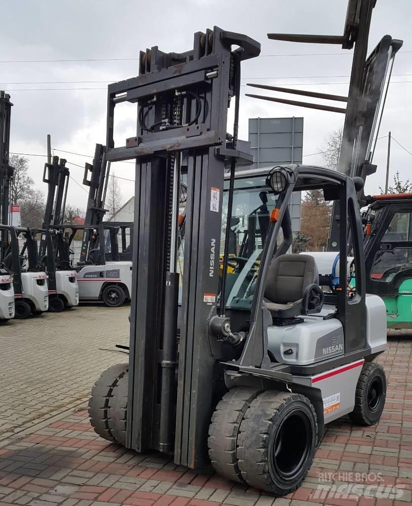 Nissan UGD02A30PQ Gasolmotviktstruckar