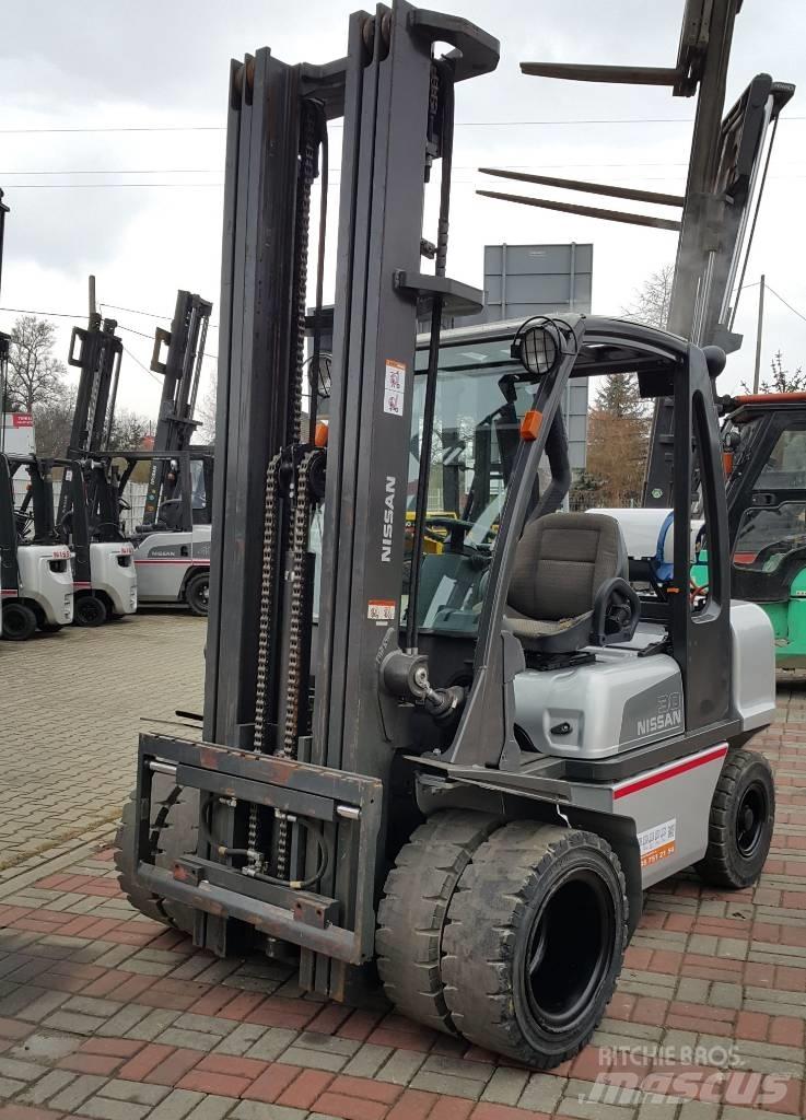 Nissan UGD02A30PQ Gasolmotviktstruckar