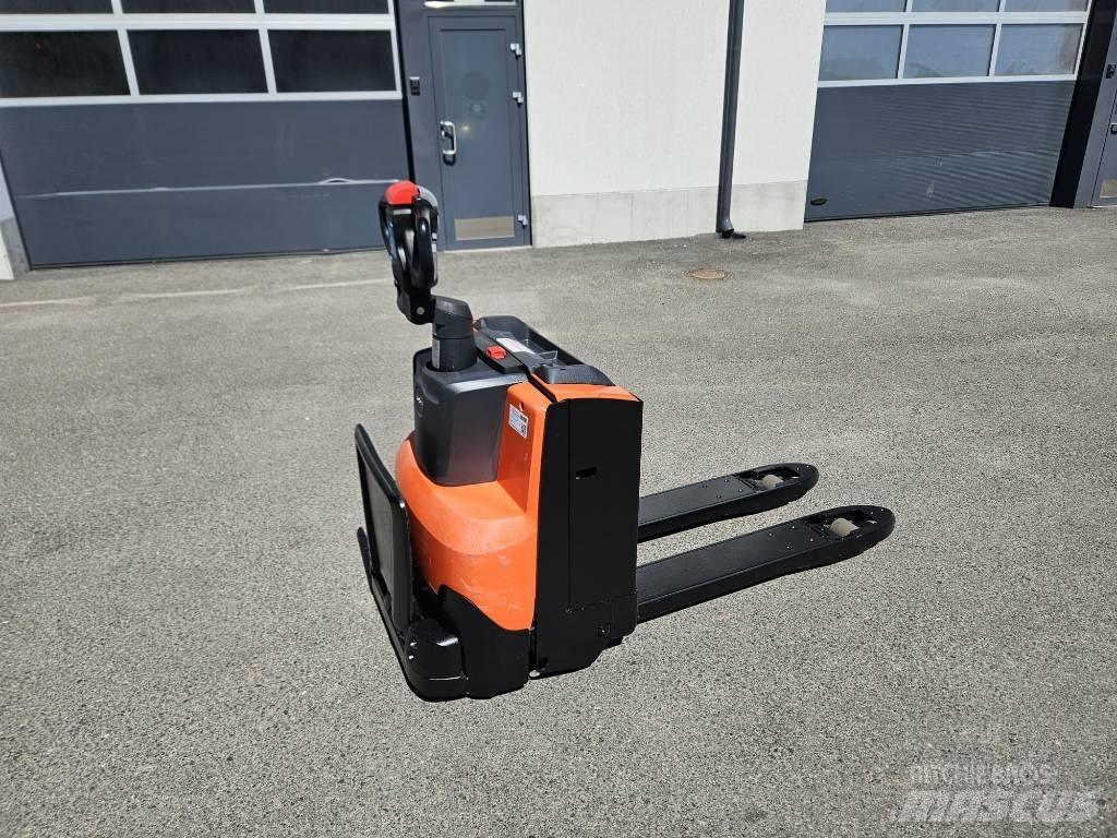 Toyota LWE 200 Låglyftare med plattform