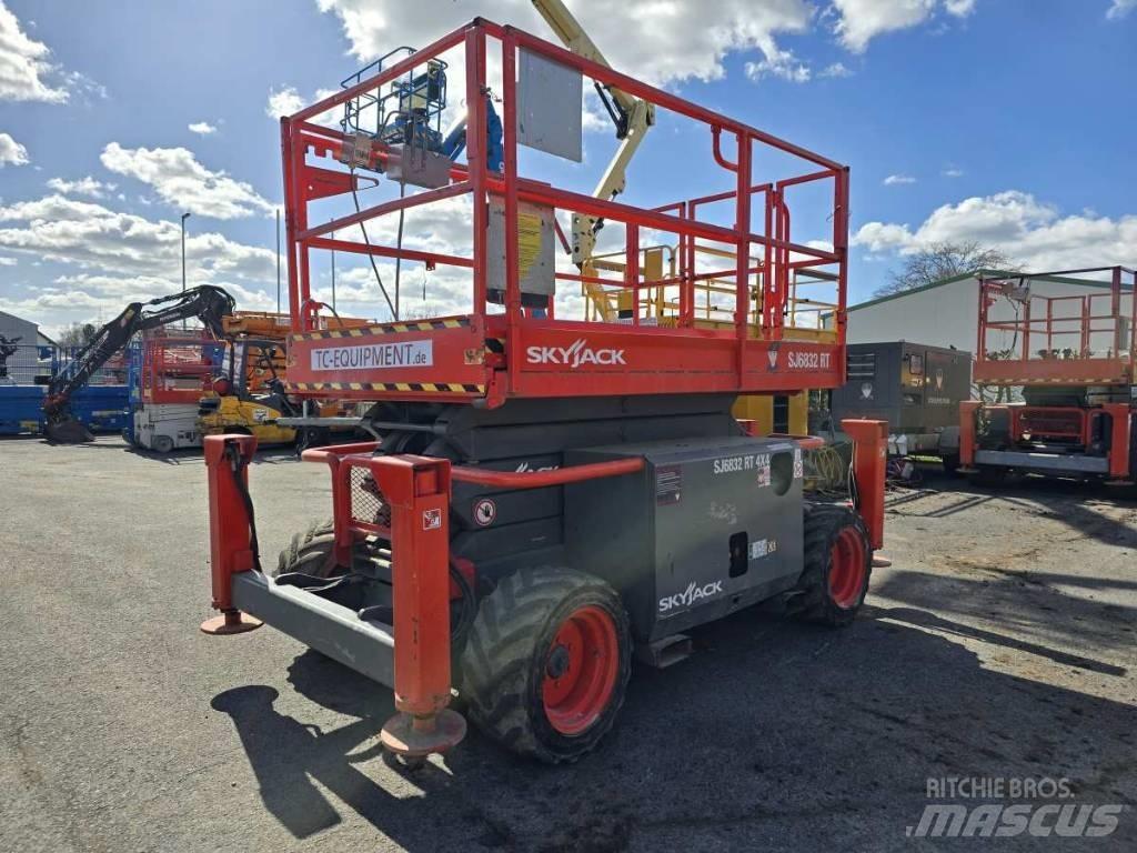SkyJack SJ 6832 RT Saxliftar