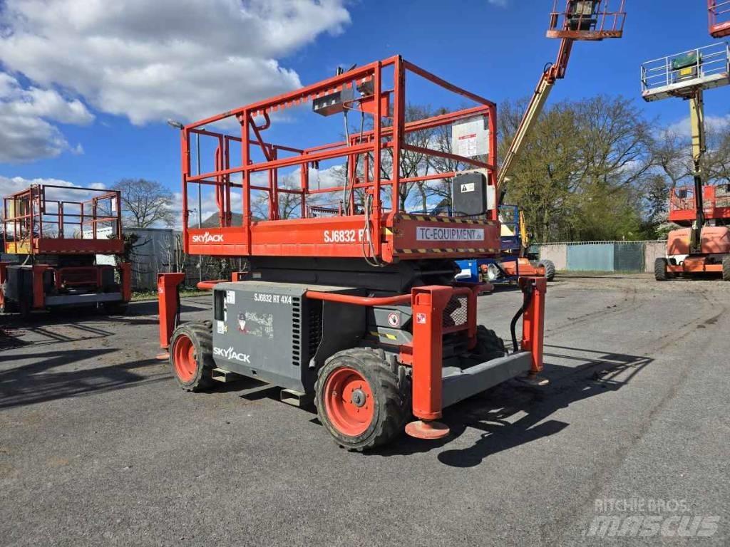 SkyJack SJ 6832 RT Saxliftar