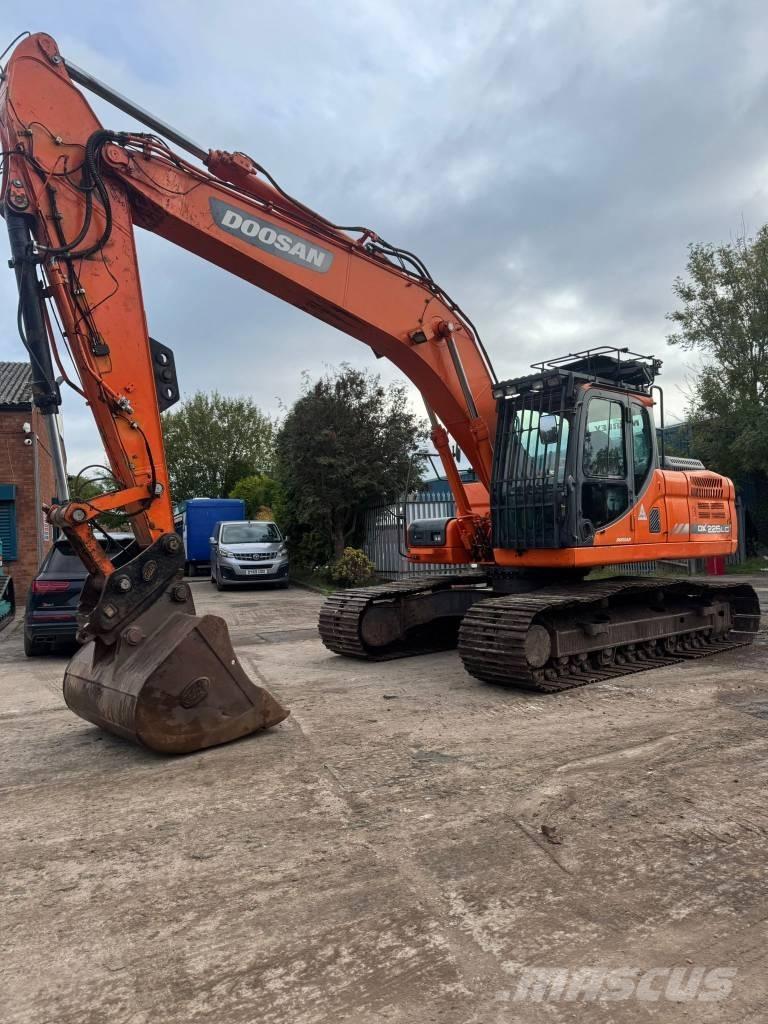 Doosan DX 225 LC Bandgrävare