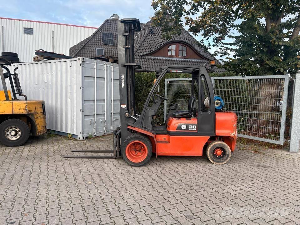 Nissan UGD02 A 30 PQ Gasolmotviktstruckar