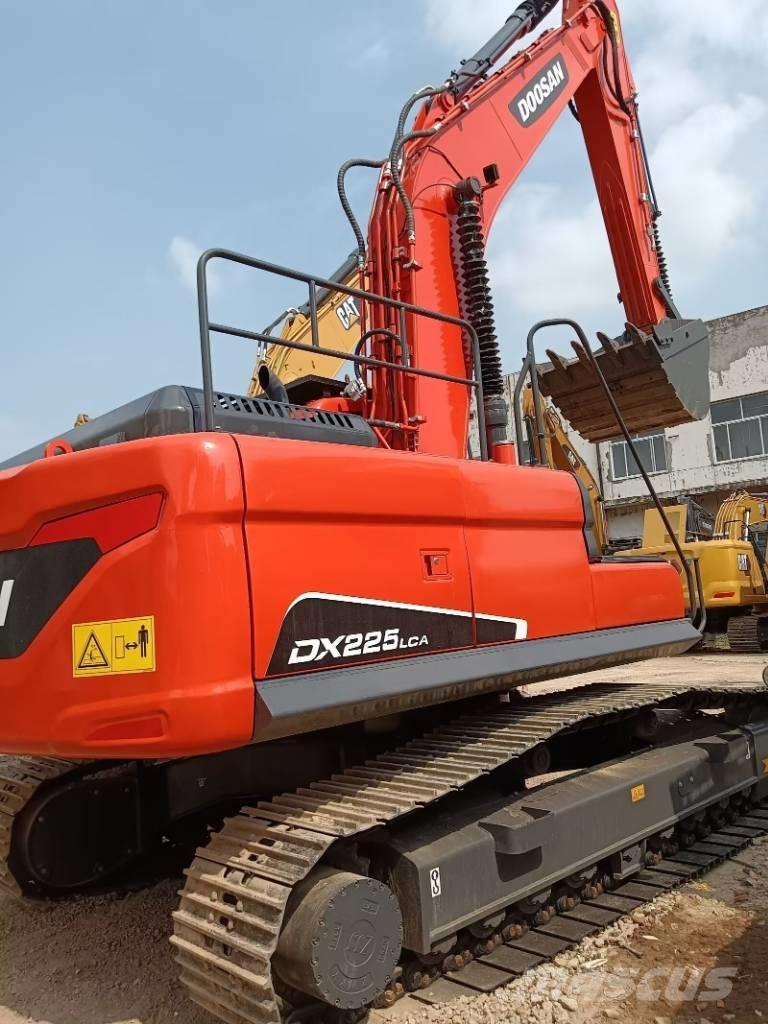Doosan DX 225 Bandgrävare