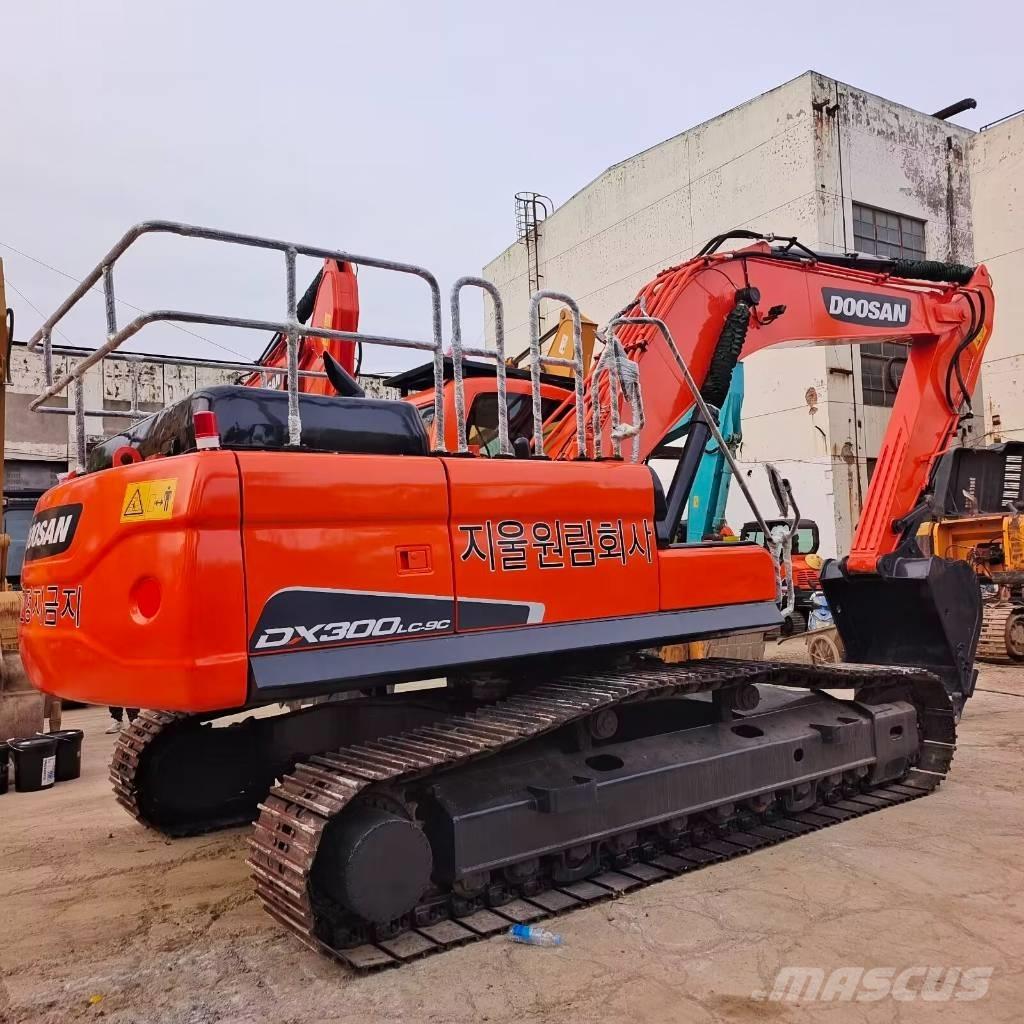 Doosan DX 300 Bandgrävare