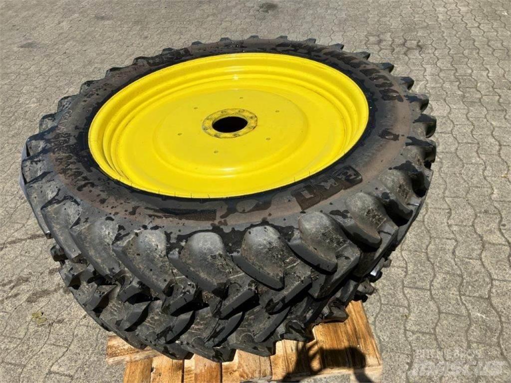 BKT 320/90R42 Däck, hjul och fälgar
