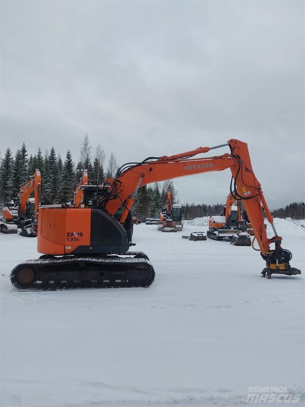 Hitachi ZX135US-5B Bandgrävare