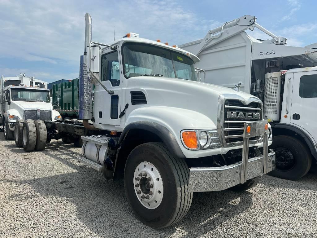 Mack CV 713 Chassier