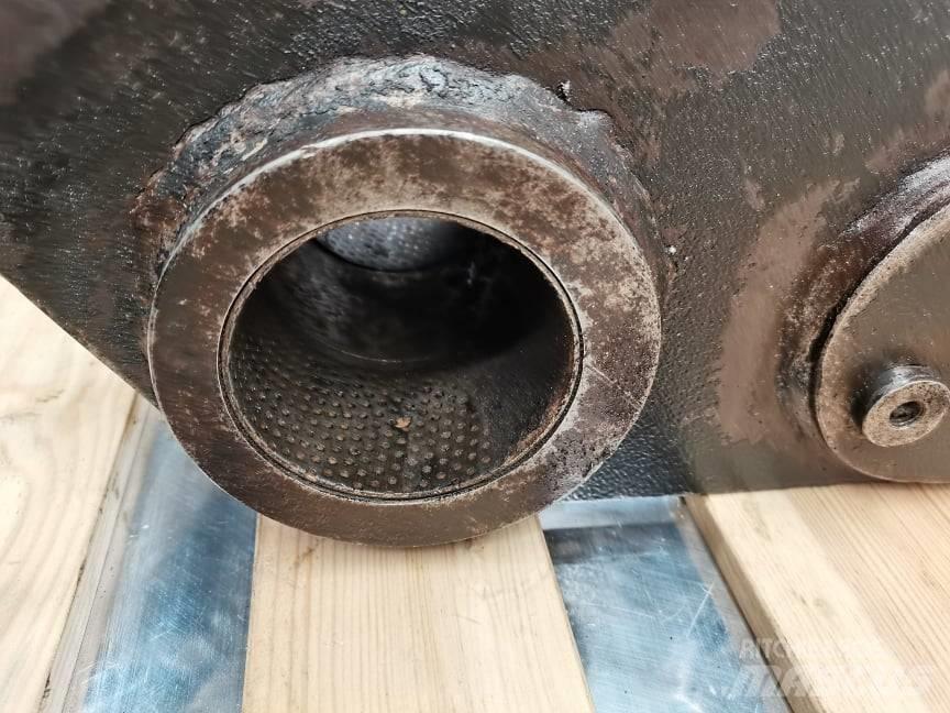 CAT TH 407 {Kiwak} Bommar och stickor