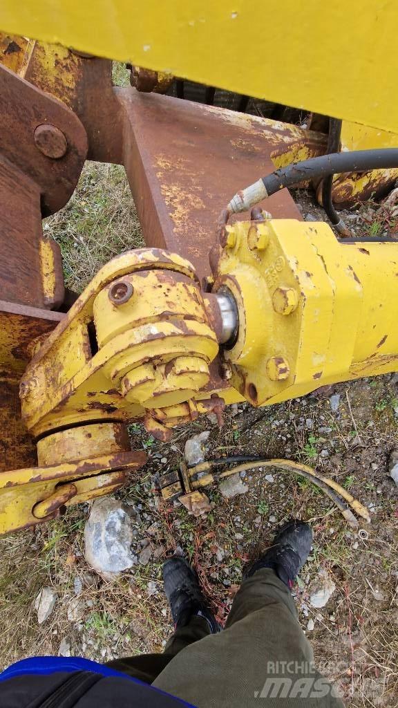 Komatsu D85 Chassi och upphängning