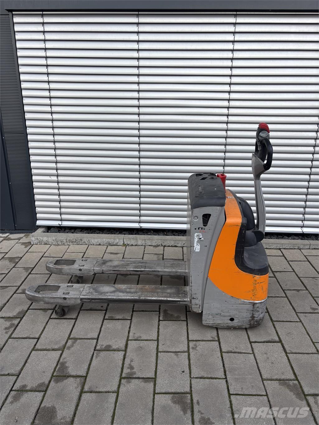 Still EXU16 Staplare-led