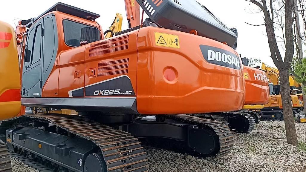 Doosan DX 225 LC Bandgrävare