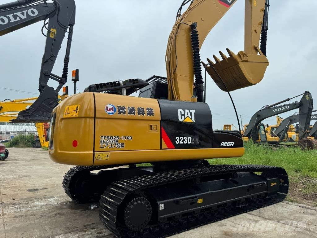 CAT 323D2 Bandgrävare