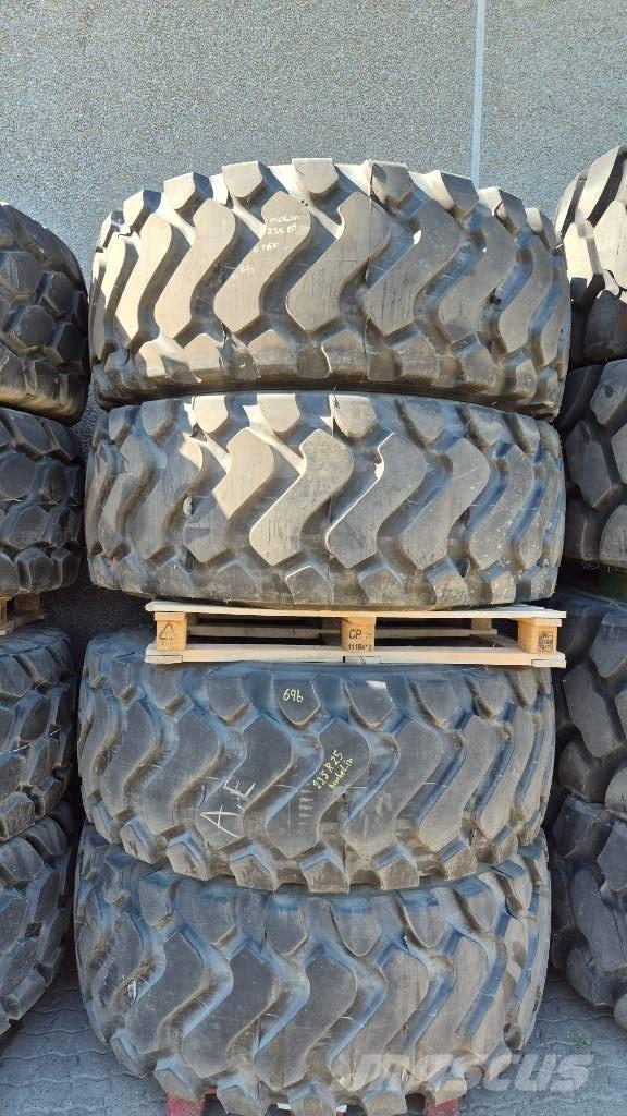 Michelin 23.5 R25 Däck, hjul och fälgar