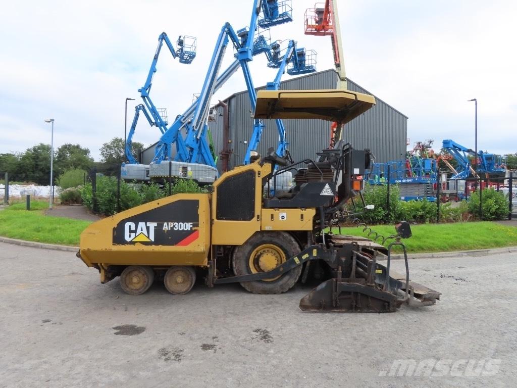 CAT AP 300 Asfaltsläggningsmaskiner