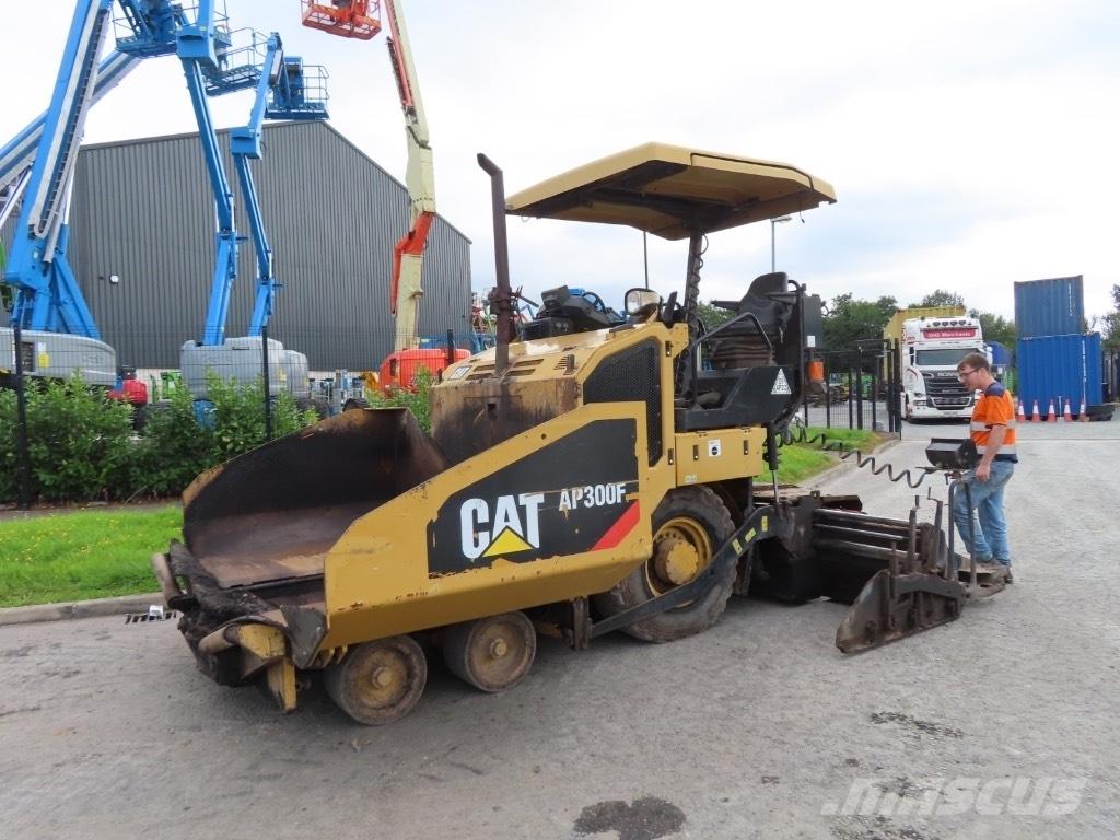 CAT AP 300 Asfaltsläggningsmaskiner